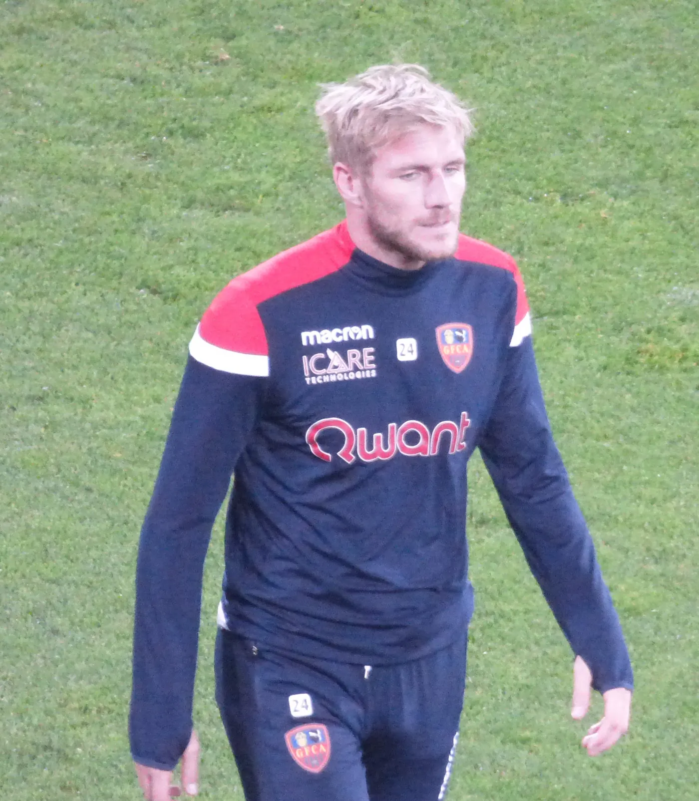Damien Perquis en survêtement du Gazélec Ajaccio sur la pelouse de Lens, octobre 2018