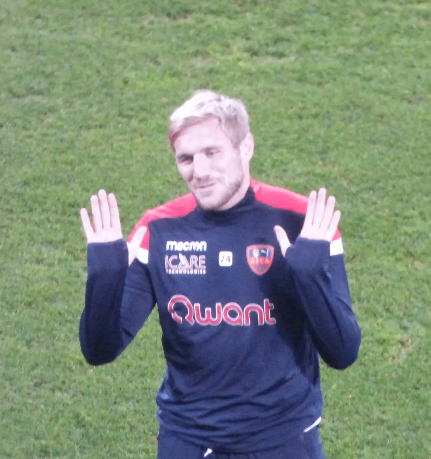 Damien Perquis salue le public, survêtement du Gazélec Ajaccio, octobre 2018