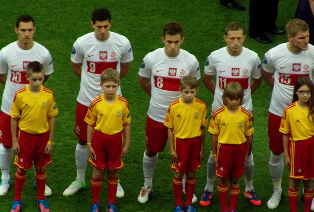 Obraniak, Lewandowski, Rybus, Murawski et Perquis (numéro 15) alignés avant Pologne–Grèce à l'Euro 2012